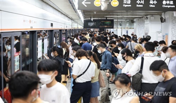 서울교통공사는 출근 시간대 주요 지하철역에서 승객 안내·안전사고 예방 등을 담당할 '지하철 혼잡도 안전 도우미' 190명을 12∼20일 모집한다고 10일 밝혔다.  기간제 근로자인
